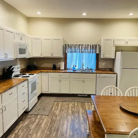 Modern Farmhouse 3 Bed, 2 Bath Apartment, Sleeps 7, Lots Of Space, Steps To Downtown, Honeywell & Eagles Theater